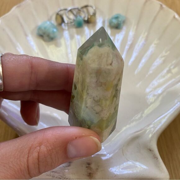 Green flower agate tower ✨ polished crystal tower, small - Picture 3 of 5